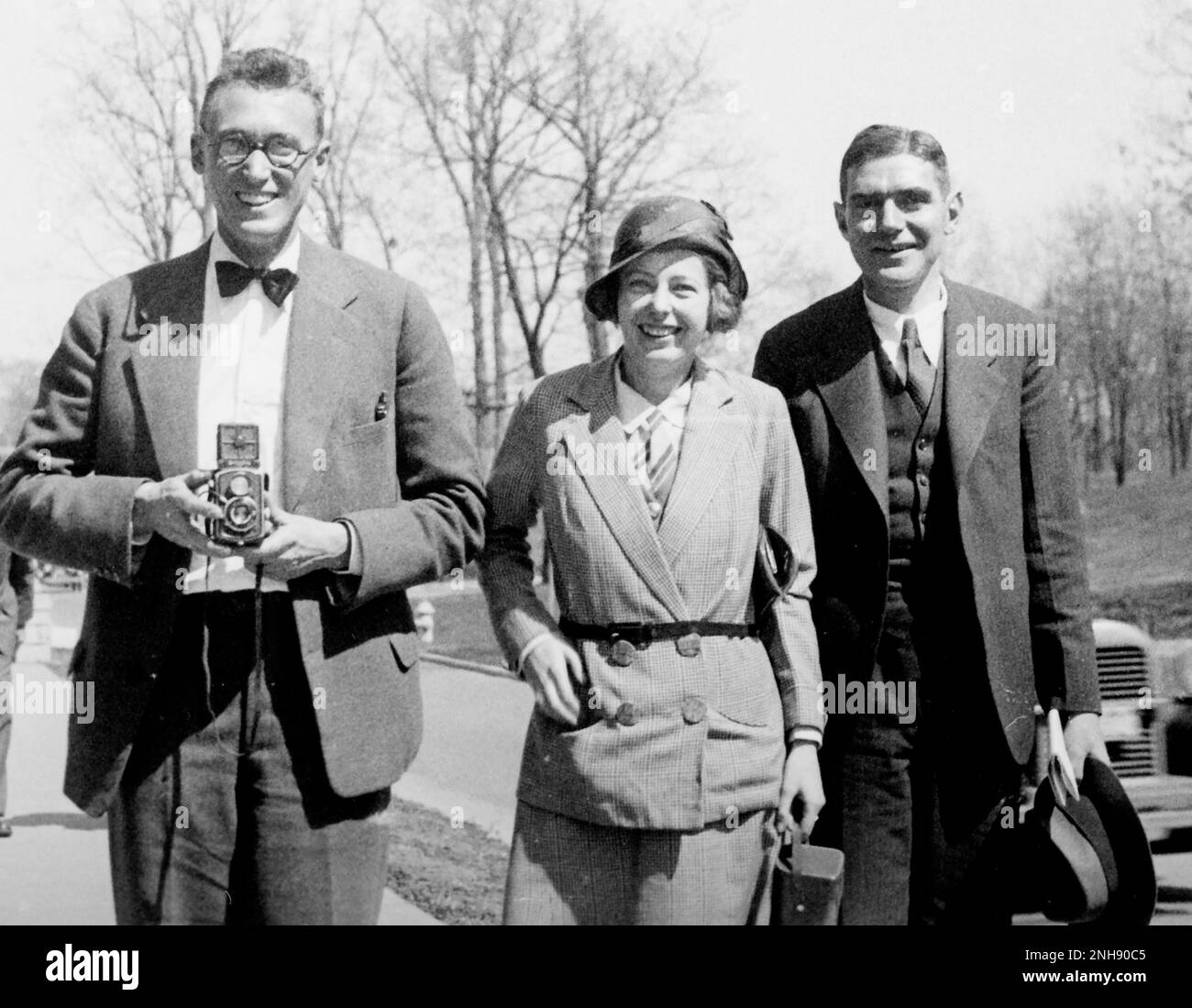Von links nach rechts: Joseph Mayer, Maria Goeppert-Mayer und Karl Herzfeld in Washington, D.C., für das Treffen der American Physical Society (APS), vor der National Academy of Sciences (NAS). Stockfoto