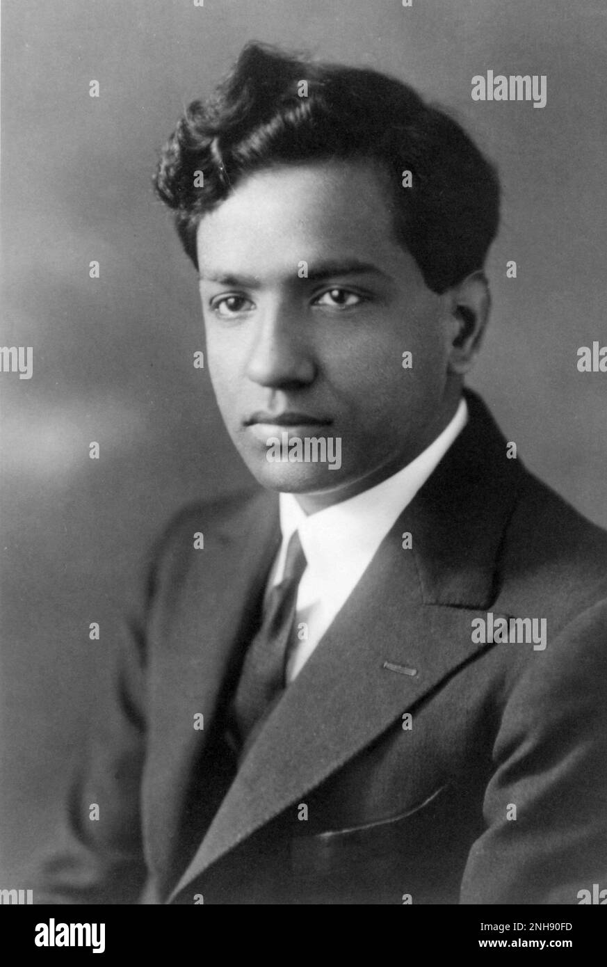 Porträt eines jungen Subrahmanyan Chandrasekhar als Fellow des Trinity College, Cambridge, 1934. Subrahmanyan Chandrasekhar (1910-1995) war ein indisch-amerikanischer Astrophysiker, der sein Berufsleben in den Vereinigten Staaten verbrachte. Er teilte den Nobelpreis für Physik 1983 mit William A. Fowler. Stockfoto