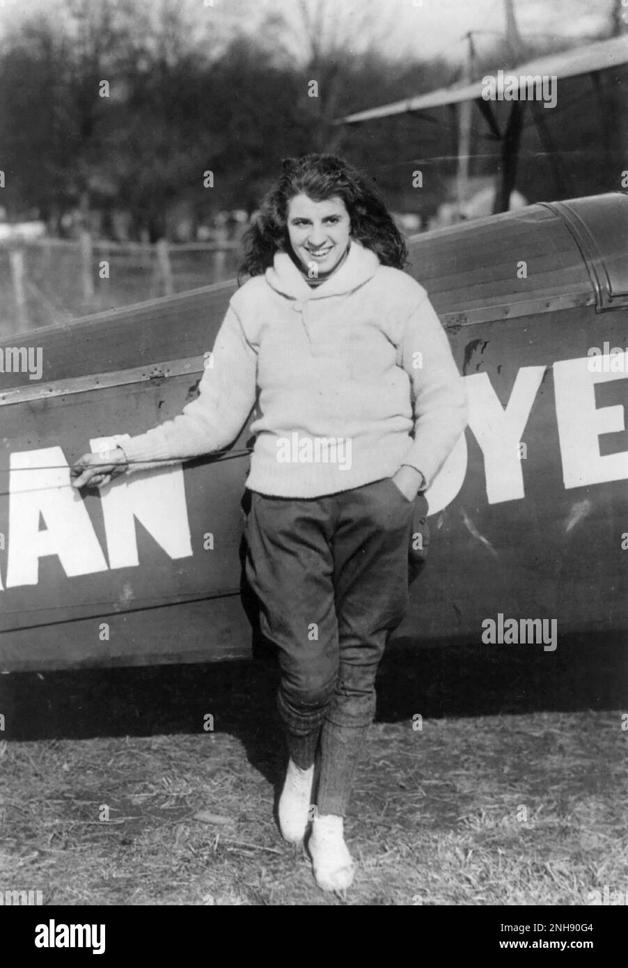 Lillian Boyer steht auf dem Flügel eines fliegenden Doppeldeckers, 21. Januar 1922. Lillian Boyer (1901-1989) war ein amerikanischer Wanderer, der zwischen 1921 und 1929 zahlreiche Stunts aus der Luft vorführte, darunter Flügelwandern, Transfers vom Auto zum Flugzeug und Fallschirmspringen. Stockfoto