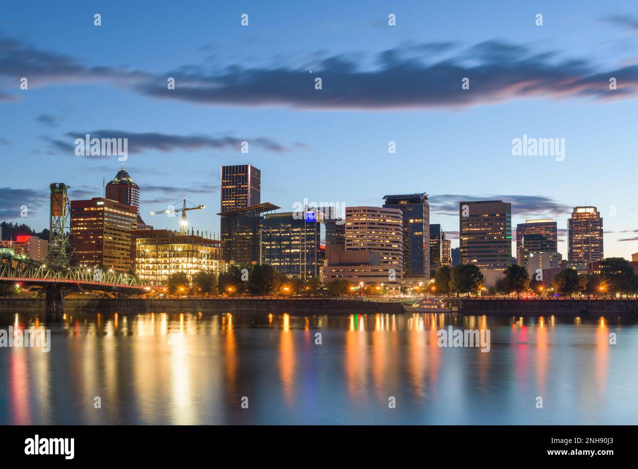 Portland, Oregon, USA die Skyline in der Dämmerung auf dem Willamette River. Stockfoto