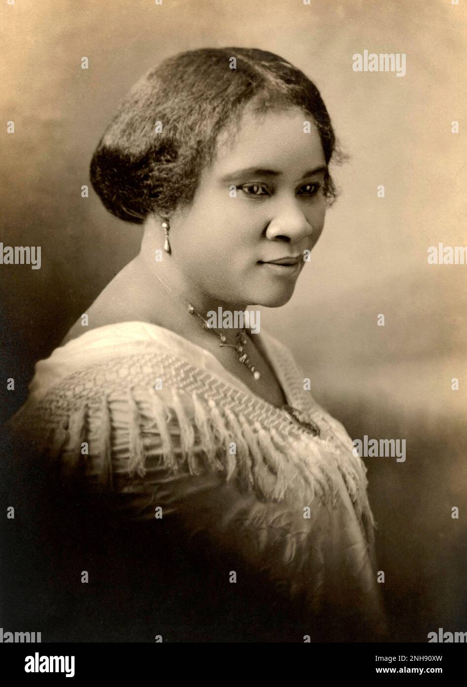 Sarah Breedlove alias Madame C.J. Walker (1867-1919) war der erste weibliche selbst gemachte Millionär in Amerika. Walker machte ihr Vermögen, indem sie eine Reihe von Kosmetik- und Haarpflegeprodukten für schwarze Frauen entwickelte und vermarktete, und zwar über das von ihr gegründete Unternehmen Madam C. J. Walker Manufacturing Company. Sie wurde bekannt für ihre Philanthropie und ihren Aktivismus. Zum Zeitpunkt ihres Todes war sie die wohlhabendste afroamerikanische Geschäftsfrau und die wohlhabendste selbst gemachte schwarze Frau in Amerika. Stockfoto