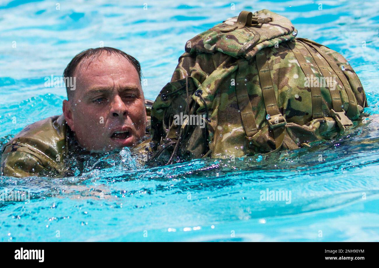 Kaplan (Cpt.) Michael Dawson, mit dem 724. Militärpolizeibataillon, benutzt seinen Rucksack als Schwimmgerät während des Wasserüberlebenstrainings hier in Camp Shelby, Mississippi, als Teil des Titan Warrior. Titan Warrior ist eine zweiwöchige Trainingsübung, bei der Einheiten der 290. Militärpolizeibrigade über arbeitsspezifische Aufgaben und grundlegende Fähigkeiten der Soldaten geschult werden. Stockfoto