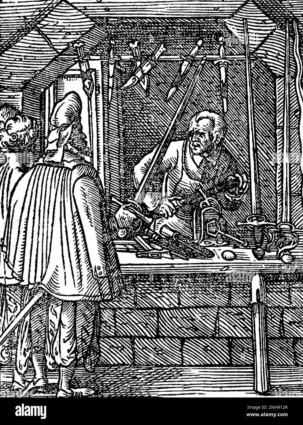 Ein Schneider oder Hersteller von Messern, Dolchen und Schwertern, der in seinem Geschäft als Kunde arbeitet, testet das Gewicht eines Schwertes. Illustration aus Jost Ammans Handwerksbuch, 1568. Stockfoto