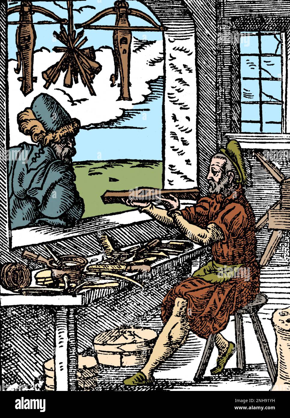 Ein Armbrust-Hersteller (Bowyer) arbeitet an seiner Werkbank, mit zwei fertigen Armbrust und einigen Bolzen, die im Fenster hängen. Woodcut aus Jost Ammans Handelsbuch, 1568. Gefärbt. Stockfoto