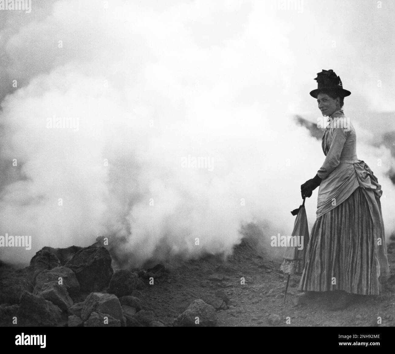 Frau mit Sonnenschirm am aktiven Kraterrand, Vulkan, Äolische Inseln, Italien, ca. 1880er. Glaslaterne von Tempest Anderson (1846-1913). Stockfoto