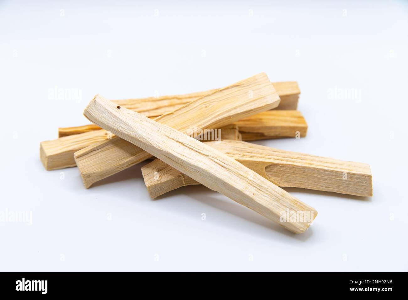 Draufsicht Farbfoto Nahaufnahme von Palo santo Holzstäbchen isoliert auf weißem Hintergrund. Stockfoto