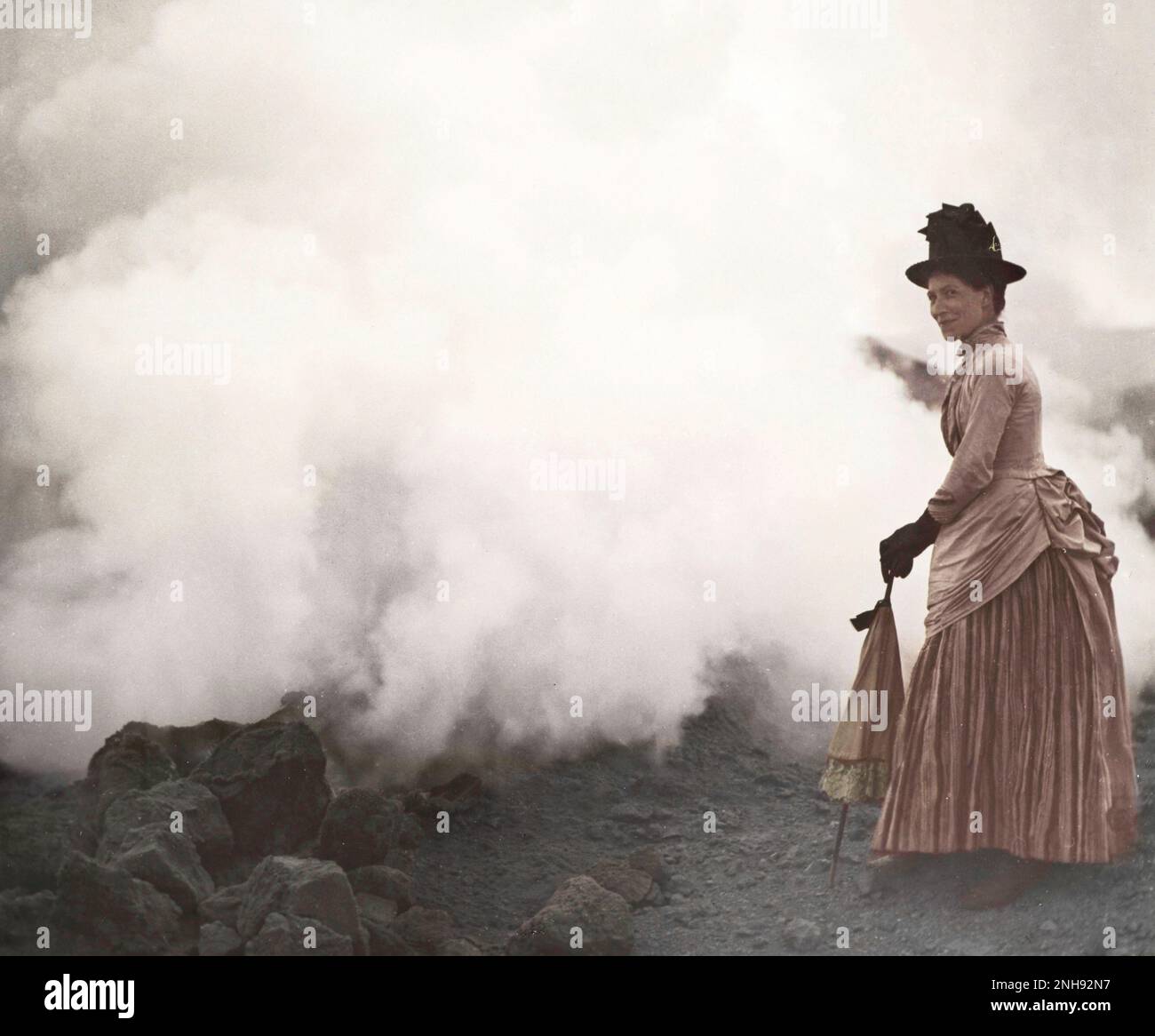 Frau mit Sonnenschirm am aktiven Kraterrand, Vulkan, Äolische Inseln, Italien, ca. 1880er. Glaslaterne von Tempest Anderson (1846-1913). Gefärbt. Stockfoto
