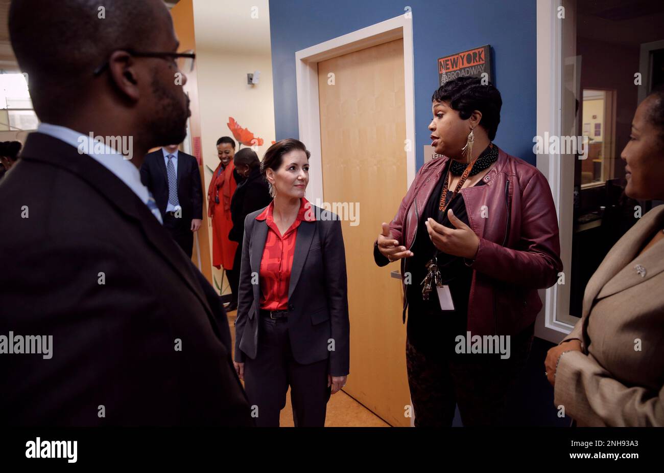 The newly elected Mayor of Oakland Libby Schaaf meets with the Director of the Youth and Family Center, Lashonda Taylor, (right center) during a tour of McClymonds High School, along with Oakland school superintendent Antwan Wilson, (left) in Oakland, Calif., on Friday January 9, 2015. (Michael Macor/San Francisco Chronicle via AP) Stockfoto