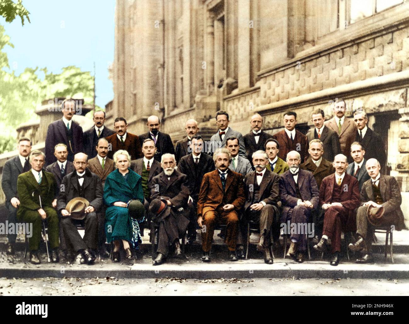 Die Internationalen Solvay-Institute für Physik und Chemie in Brüssel veranstalteten 1911 die erste Weltphysik-Konferenz, die alle drei Jahre stattfand. Die berühmteste Konferenz war die fünfte Konferenz über Elektronen und Photonen im Jahr 1927. Zu den Teilnehmern zählten Marie Curie, Albert Einstein, Niels Bohr und Werner Heisenberg, um nur einige zu nennen. Von den 29 Teilnehmern waren 17 aktuelle oder zukünftige Nobelpreisträger. Gefärbt. Stockfoto