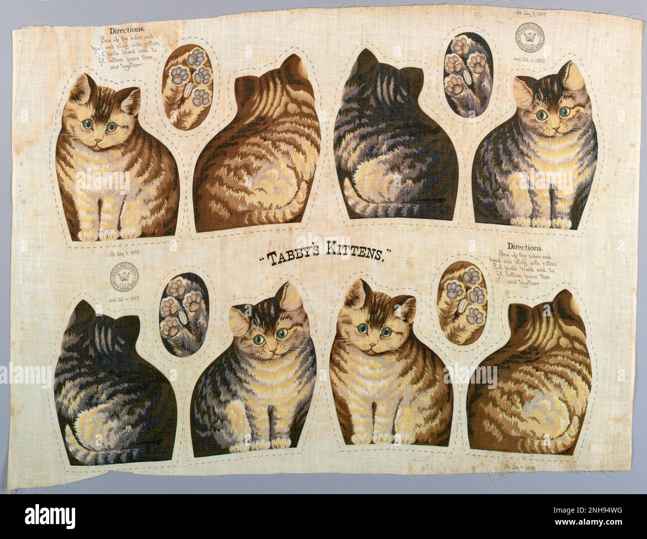 Baumwolltextilien von Tabby's Kittens, die in Plüschspielzeug geschnitten und genäht werden sollen. Die Nähanweisungen sind oben links und unten rechts aufgedruckt. Datum 1892. Das Ithaca Kitty, ursprünglich als Tabby Cat bekannt, war ein beliebtes Stoffspielzeug in den USA und begann eine Modeerscheinung für Plüschspielzeuge, die von seiner Einführung im Jahr 1892 bis nach dem Ersten Weltkrieg dauerte Inspiriert von einer Katze aus Ithaca, New York, wurde ein patentiertes Tabby Cat-Design auf einem halben Meter Musselin für jeweils zehn Cent verkauft. Fast 200.000 wurden in der ersten Weihnachtssaison verkauft. Stockfoto