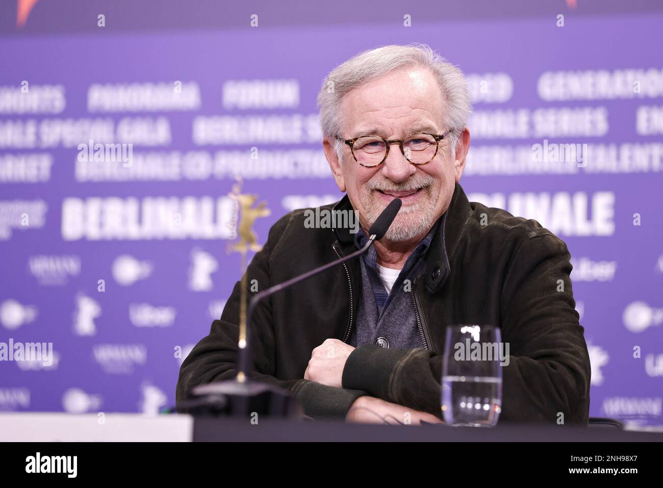 Steven Spielberg spricht auf der Bühne auf der Pressekonferenz „die Fabelmans“ (die Fabelmans) & Honorary Golden Bear and Homage for Steven Spielberg Stockfoto