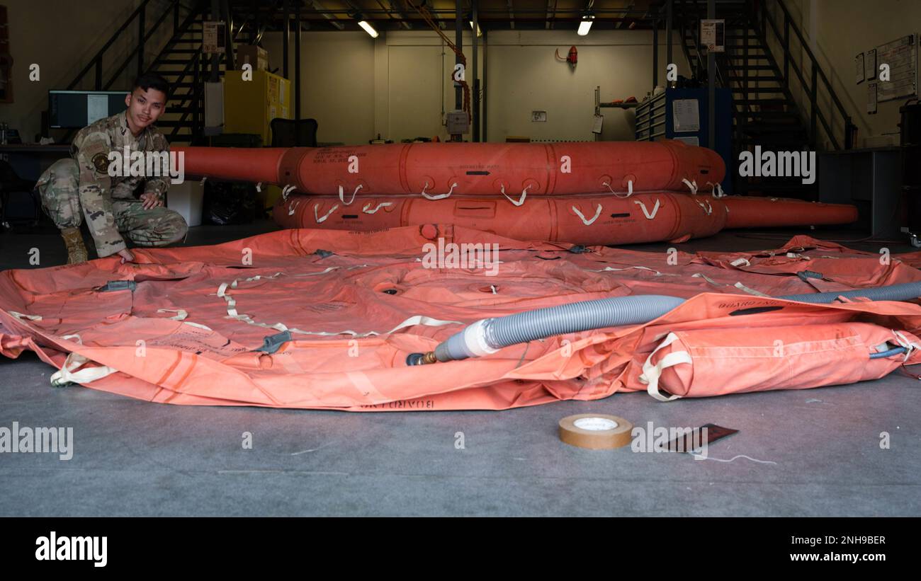 USA Air Force Airman 1. Class Christopher Schultz, 100. Operations Support Squadron Flugbesatzungsflugausrüstung Journeyman, führt die jährlichen Diagnosetests eines Rettungswagens in Royal Air Force Mildenhall, England, 27. Juli 2022 aus. Emergency Life Rafts verwenden F-2B Kohlendioxidflaschen, um in Sekunden vollständig aufgeblasen zu werden, sodass sie im Notfall sofort verwendet werden können. Stockfoto