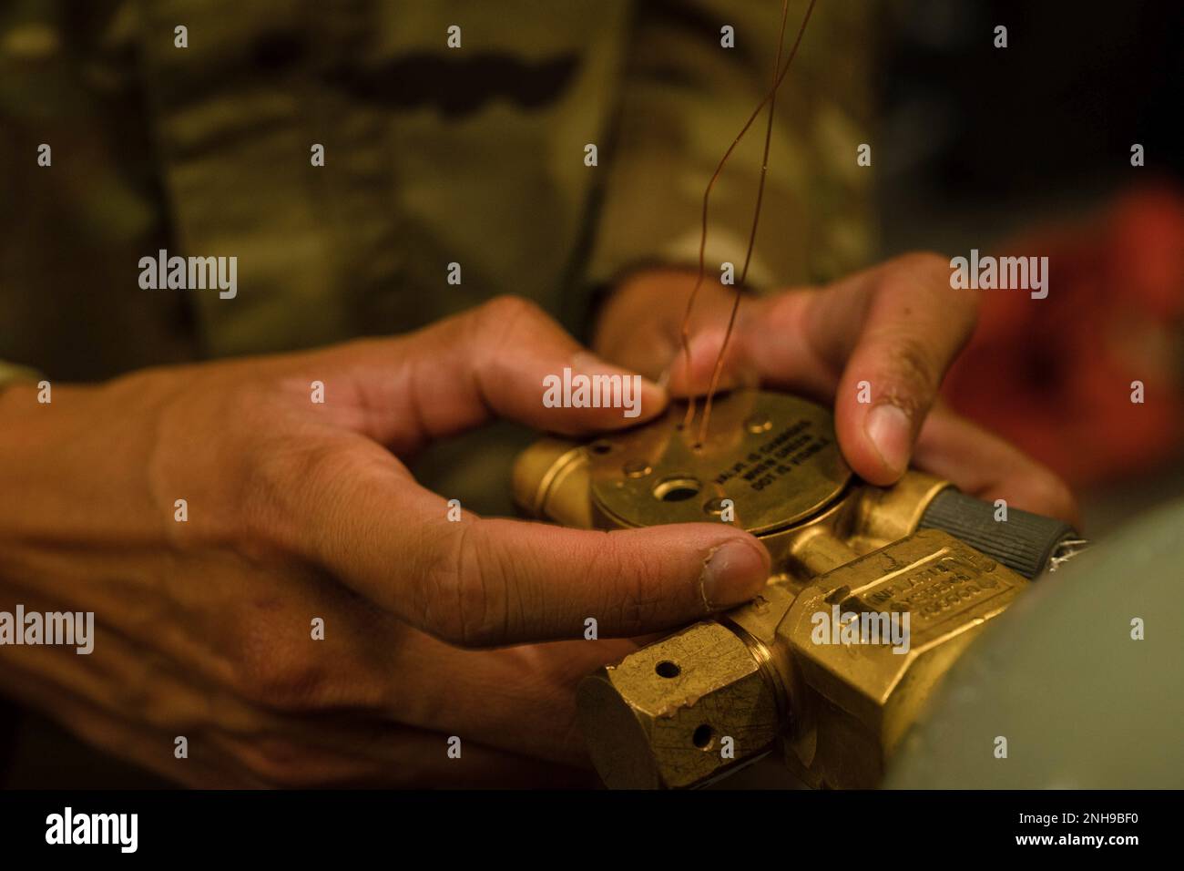 USA Air Force Airman 1. Class Christopher Schultz, 100. Operations Support Squadron Flugzeugbesatzung Reisemann, befestigt die Abdeckplatte auf dem Kopf einer F-2B Kohlendioxid Flasche im Royal Air Force Mildenhall, England, 27. Juli 2022. Die Funktionstests von AFE Airmen stellen die kontinuierliche Zuverlässigkeit der Notfallausrüstung im Krisenfall sicher. Stockfoto