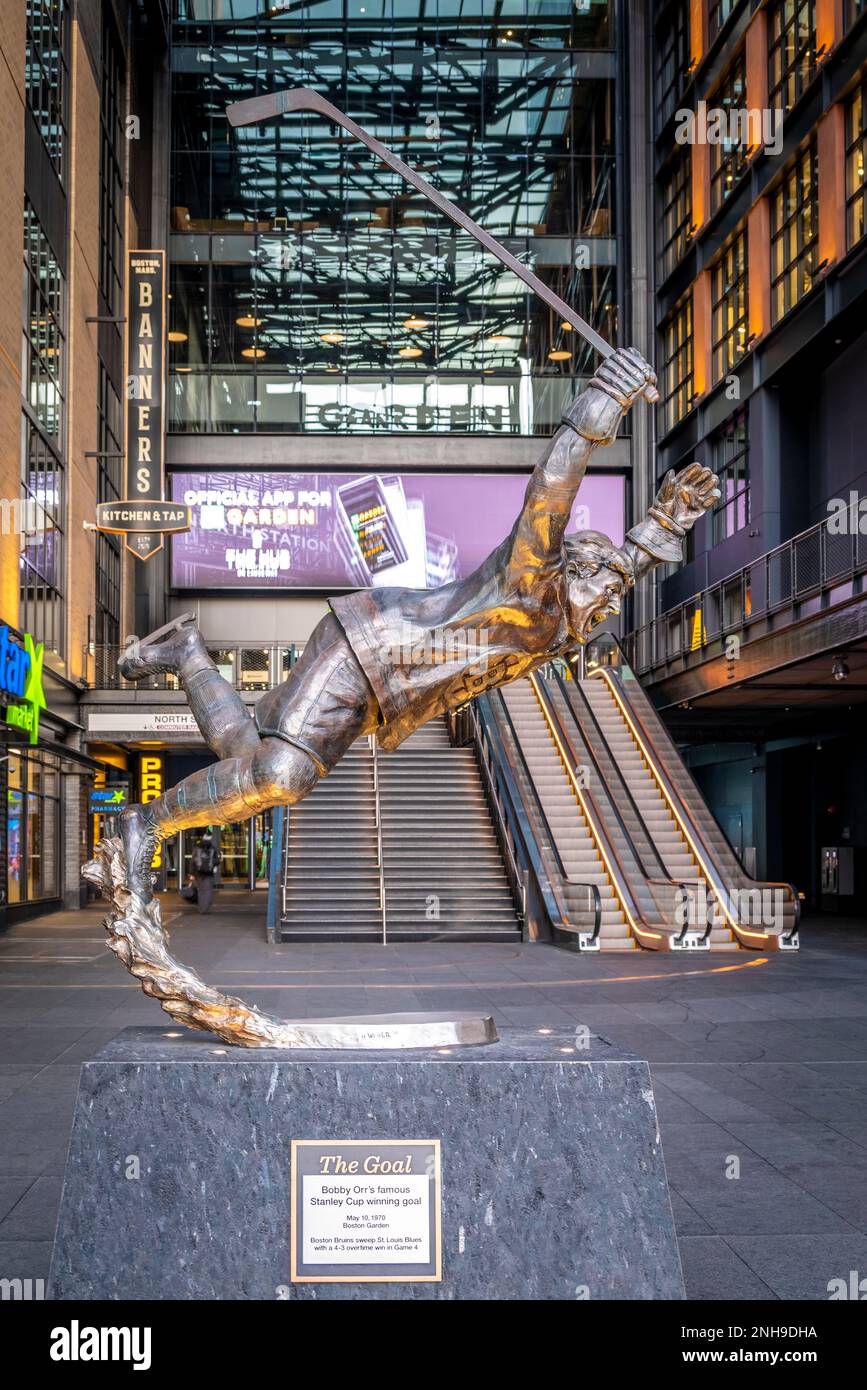 TD Garden in Boston, Massachusetts, USA, und die Statue von Bobby Orr Stockfoto