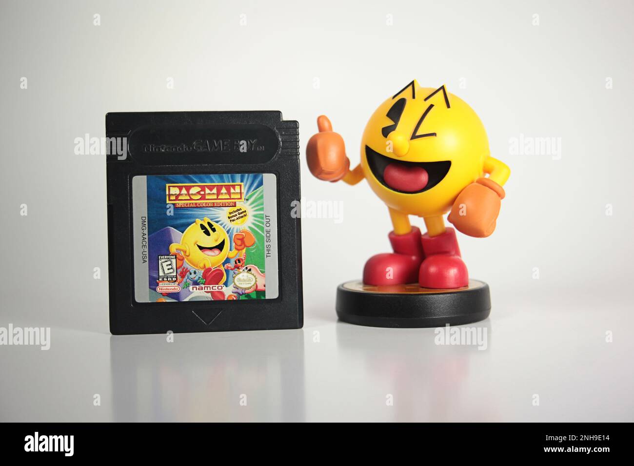 New York, NY - 10. Oktober 2021: Namco Pac-man-Videospiel-Merchandise. Klassische Nintendo Gameboy-Kartusche mit Amiibo Switch-Figur Stockfoto