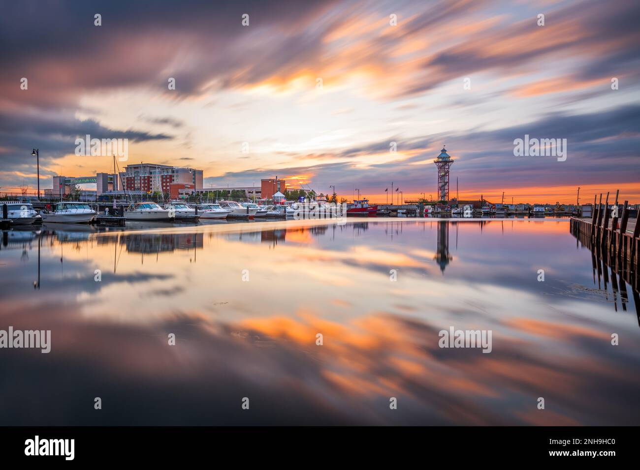 Erie, Pennsylvania, USA Skyline und Tower in der Dämmerung. Stockfoto