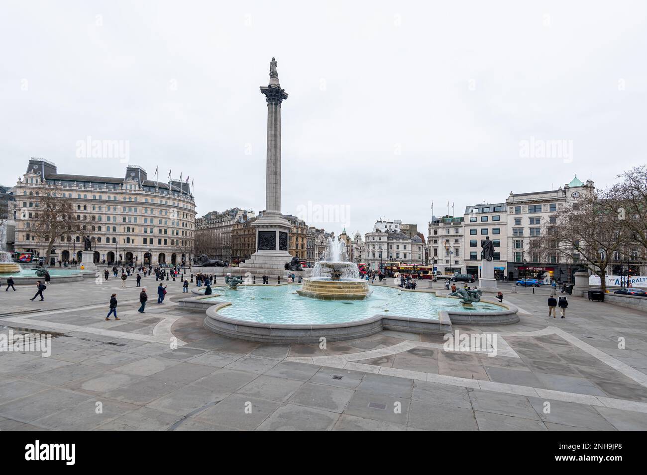 Der Trafalgar Square ist ein öffentlicher Raum und eine Touristenattraktion im Zentrum von London. Landschaftsaufnahmen mit Schwenkobjektiv für vertikale Aufnahmen Stockfoto