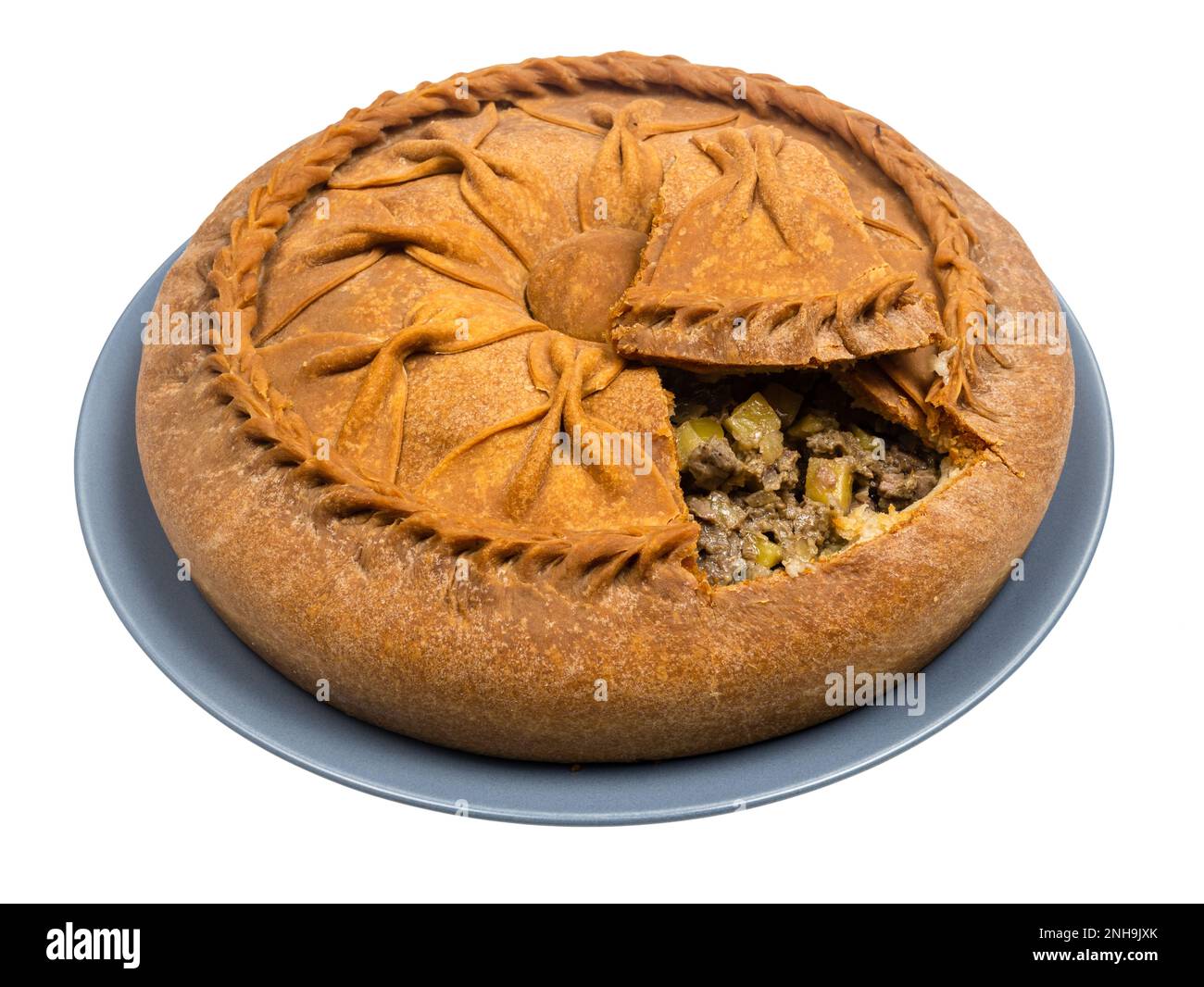 Tatar Cuisine - Offener zur Belish Tatar Big Pie (eng gebackener Kuchen aus ungesäuertem Teig mit Fleisch- und Kartoffelfüllungen) auf einem auf weißem Backgro isolierten Teller Stockfoto