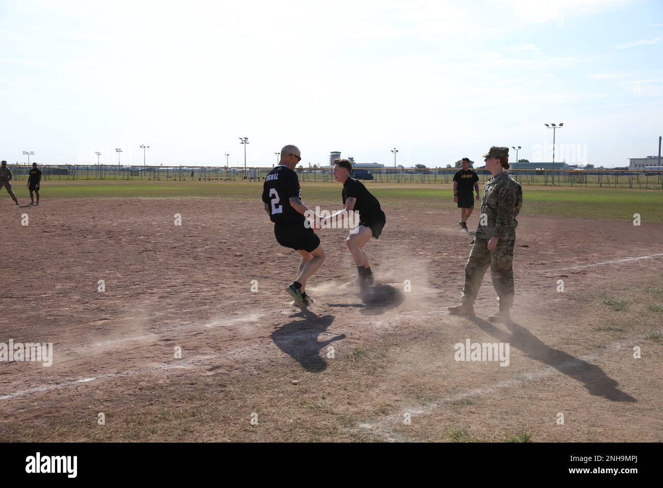 2D Mitglieder der Signal Brigade des Theaters nehmen während der Regimentalen Woche 2022 an einem lebhaften Kickballspiel Teil: PT-Veranstaltung am 28. Juli 2022 in der USAG Wiesbaden. Die vom Strategic Signal Battalion 102d gesponserte Veranstaltung umfasste auch die Turniere Ultimate Frisbee, Cornhole und Horsehoe sowie ein ACFT-Staffelrennen. Stockfoto