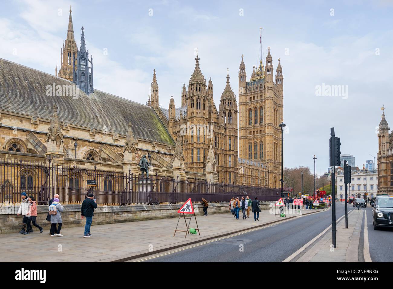 London, England - 25. März 2017 : Londoner Wahrzeichen Big Ben, Parlament und Westminster Bridge, England, Vereinigtes Königreich Stockfoto