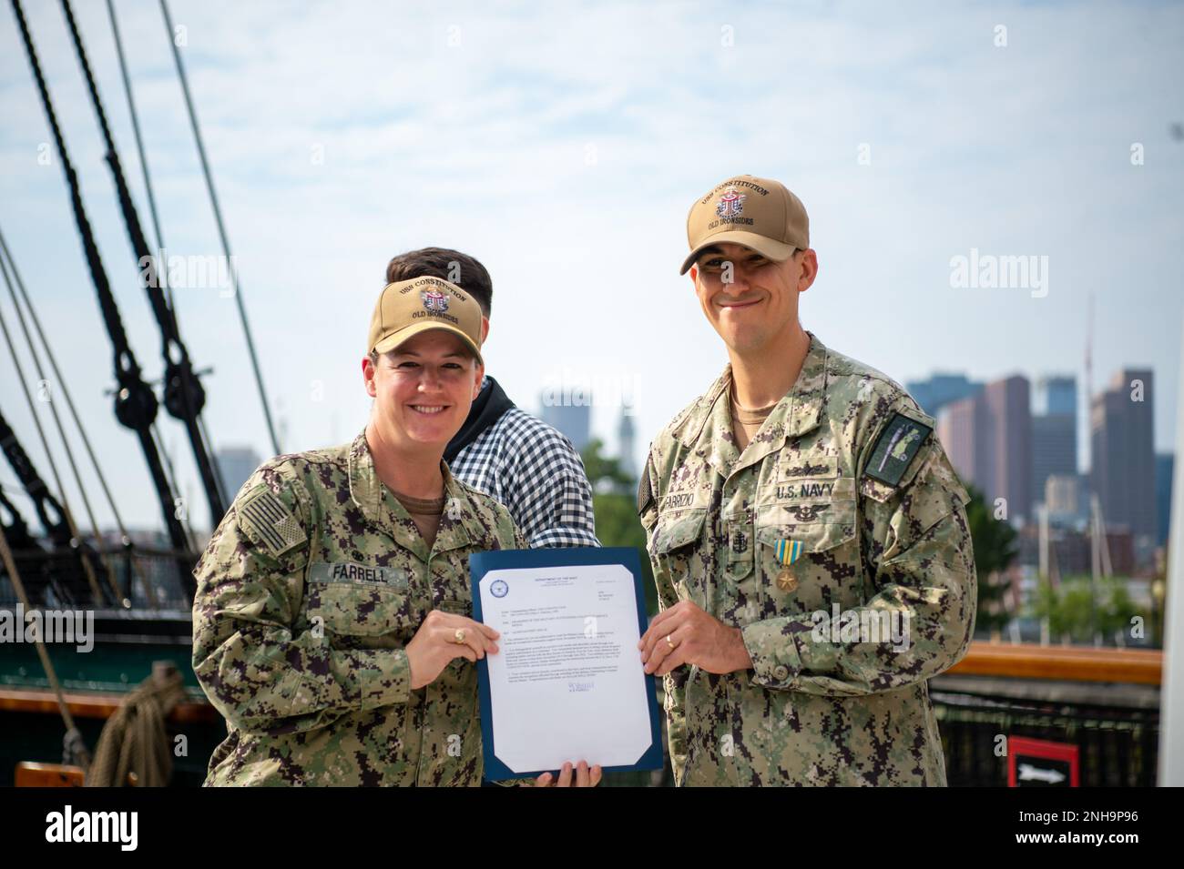 Boston (28. Juli 2022) USA Elliott Fabrizio, Marinefachmann für Massenkommunikation, aus Spring Valley, Kalifornien, erhielt an Bord der USS Constitution die Military Outstanding Volunteer Service Medaille. Die USS Constitution ist das älteste über Wasser in Auftrag gegebene Kriegsschiff der Welt und spielte eine entscheidende Rolle in den Berberkriegen und dem Krieg von 1812, indem sie von 1797 bis 1855 aktiv Seemeilen verteidigte. Während des normalen Betriebs bieten die an Bord der USS Constitution stationierten aktiven Matrosen kostenlose Touren an und bieten mehr als 600.000 Personen pro Jahr öffentliche Besichtigungen an, da sie die Mission des Schiffs promoti unterstützen Stockfoto