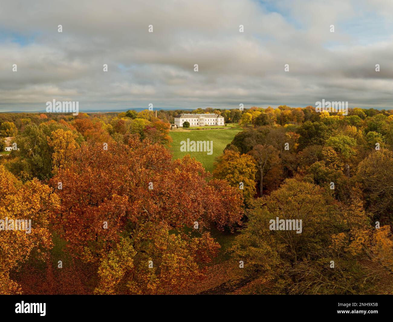 Erdody Castle Park im Herbst. Atemberaubende bunten Landschaft. Dieses Hotel liegt im Westen Ungarns, in der Nähe des Balaton-Sees Stockfoto