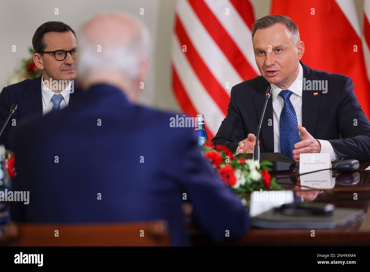 Warschau, Polen. 21. Februar 2023. US-Präsident Joe Biden (C) trifft am 21. Februar 2023 im Präsidentenpalast in Warschau mit dem polnischen Präsidenten Andrzej Duda (R), dem polnischen Premierminister Mateusz Morawiecki (L) zusammen. Foto: Jakub Szymczuk/KPRP/UPI Kredit: UPI/Alamy Live News Stockfoto