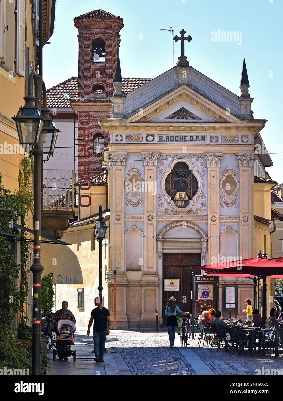 Chiesa Di San Rocco, St. Rocco Kirche, Barolo, Italien, Italienisch. San Rocco steht auf einem Hügel davor, eine historische Kirche, nach der es benannt ist. Während der Pest der 1600er Jahre diente die Kirche als Hospiz, wo die Kranken Zuflucht und Segen von San Rocco, schutzpatron und Beschützer, suchten. Die dichten Tonböden des Weinguts sind charakteristisch für Serralunga, auch bekannt als „il corazziere“ (Cuirassier, ein sehr geschickter und mächtiger Soldat) der Region Langhe. Azelia San Rocco spiegelt den Charakter des Weinguts wider und zeigt großartige Struktur, Tiefe und Energie Stockfoto