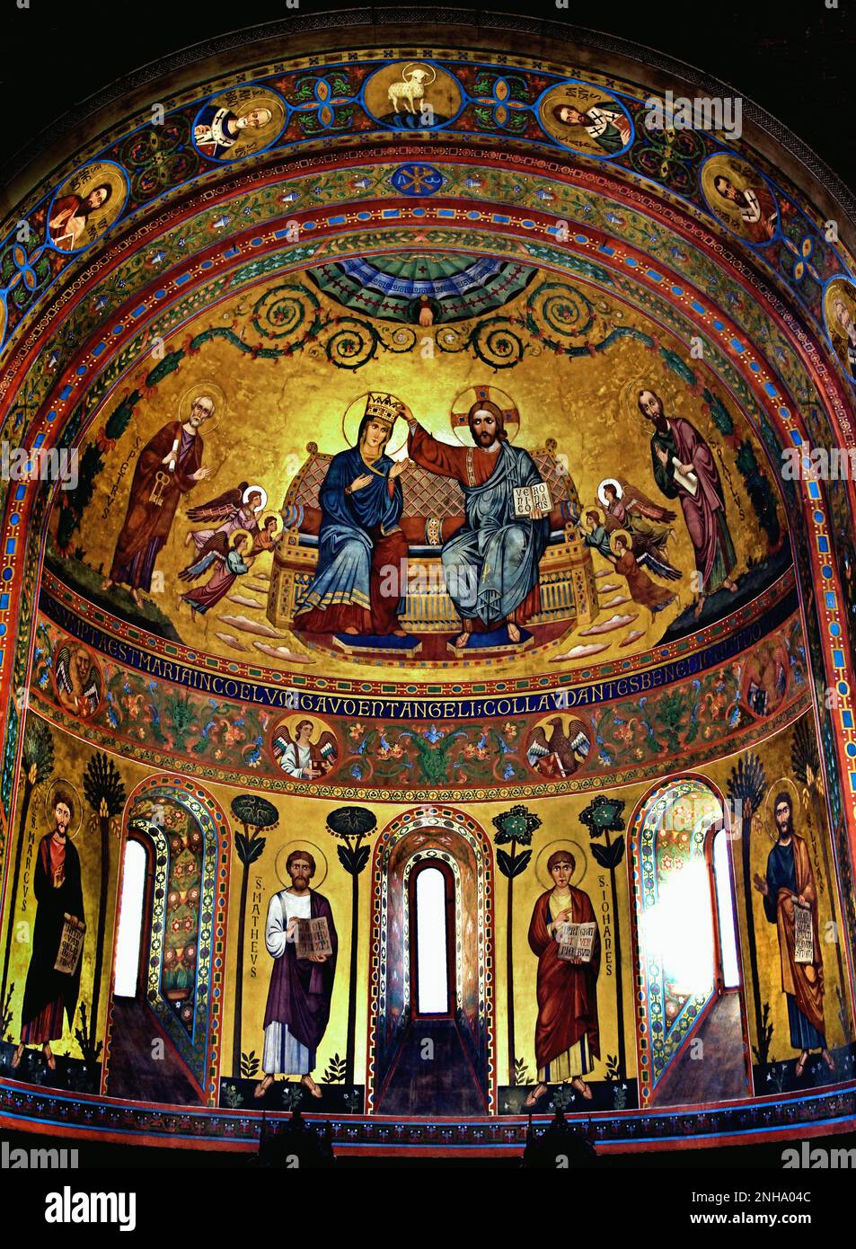 19. Jahrhundert , klassische Themen römischer Mosaiken von Forti und Migliorini, byzantinische Fresken. Kathedrale von Modena - Cattedrale Metropolitana di Santa Maria Assunta e San Geminiano - Duomo di Modena - römisch-katholisch ( gewidmet der Himmelfahrt der Jungfrau Maria und des Heiligen Geminianus ) Jahr geweiht 1184 vollendet 1319, Modena, Italien, Stockfoto