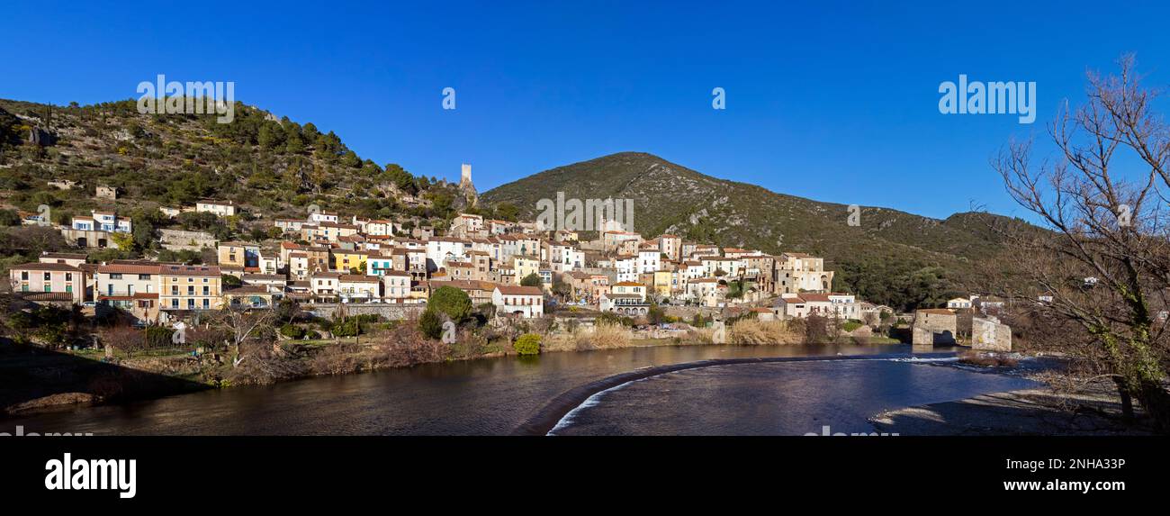 Panoramablick auf das Dorf Roquebrun am Ufer des Orb. Haut-Languedoc, Occitanie, Frankreich Stockfoto