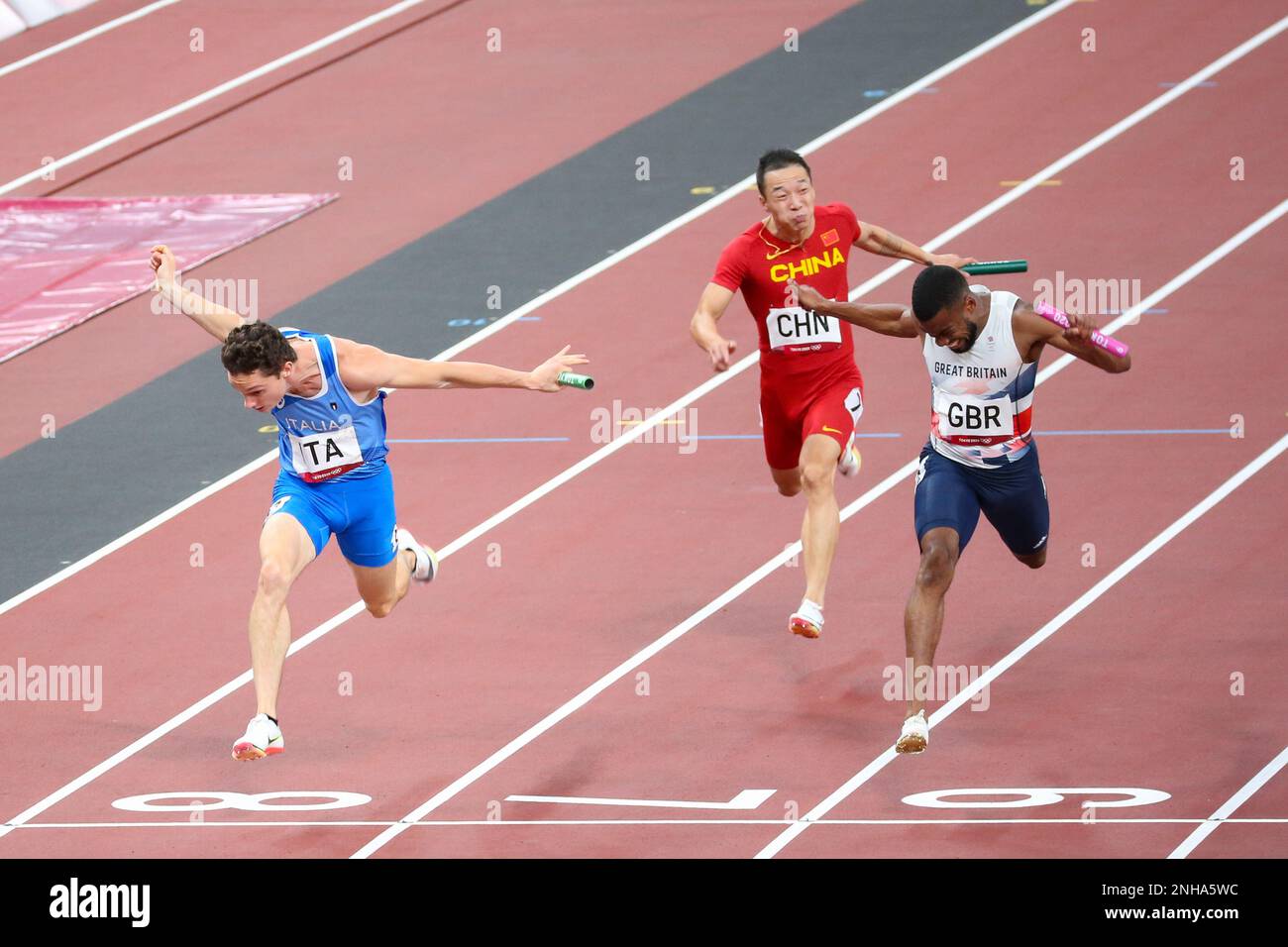 06. AUGUST 2021 – Tokio, Japan: Filippo TORTU und Italien gewinnen die Goldmedaille im Athletics 4 x 100m Relay Final für Männer bei den Olympischen Spielen 2020 in Tokio (Foto: Mickael Chavet/RX) Stockfoto