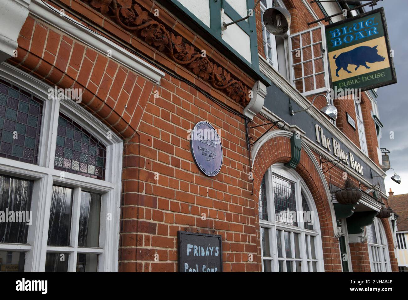 Eine blaue Tafel auf dem Blue Boar Pub Southend-on-Sea, die an den Ort erinnert, an dem der Southend United Football Club bei einer Tagung im Jahr 1906 gegründet wurde. Stockfoto
