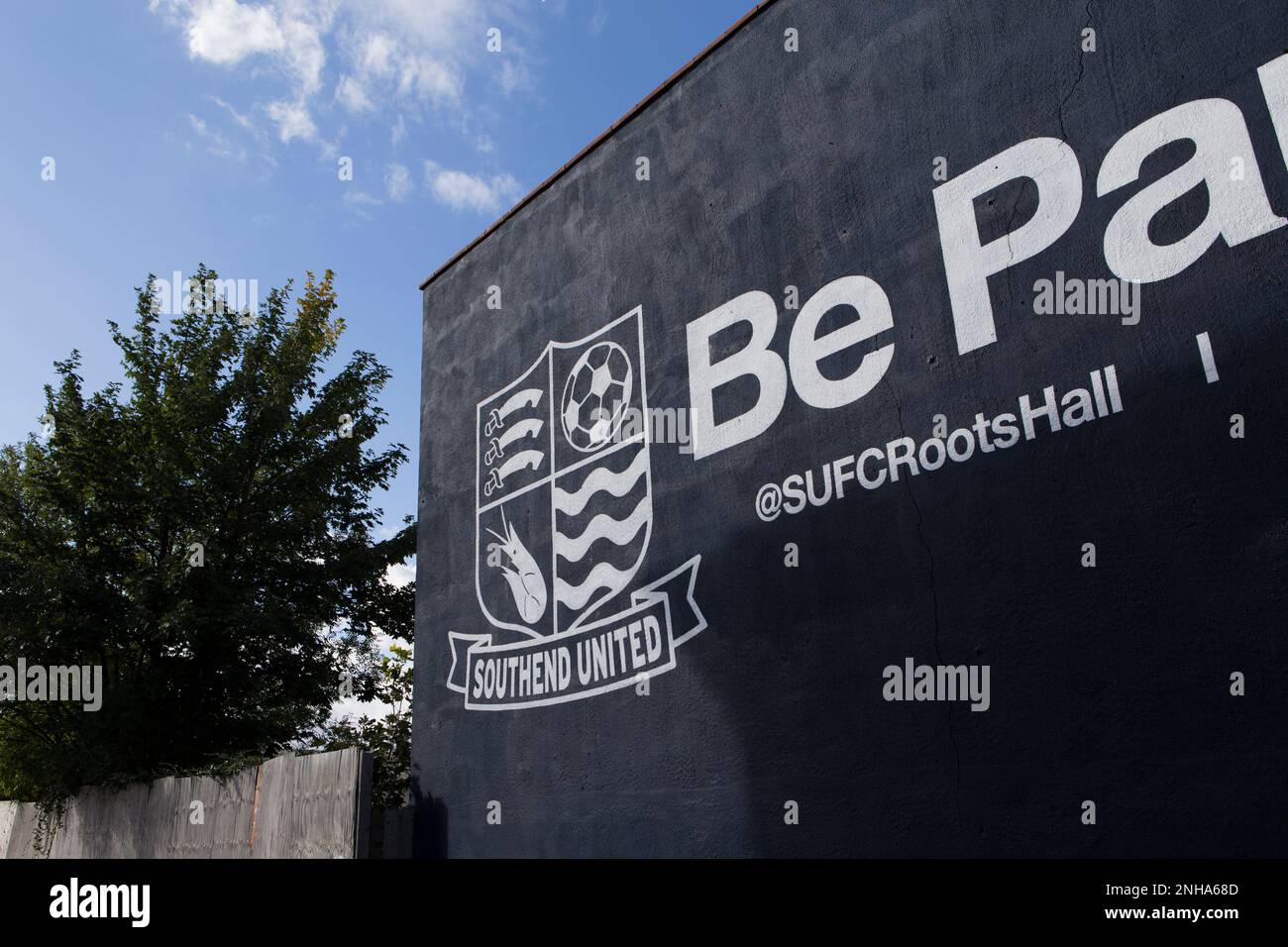 Ein großes Wandgemälde an der Seite eines Gebäudes mit dem Southend United Football Club-Abzeichen und dem Anfang des Satzes „Be Part of IT“. Stockfoto