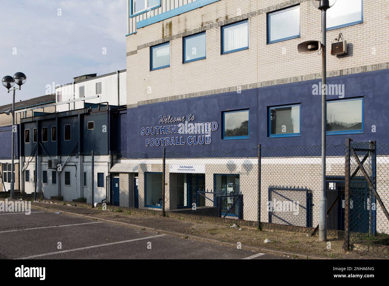 Hauptbüro des Southend United Football Clubs in der Roots Hall, Southend-on-Sea, Essex. Blaues Schild mit der Aufschrift „We(l)com(e) to Southend United Football Club“. Stockfoto