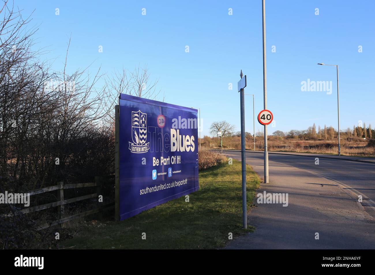 „The Blues“, die auf dem Land horten, das für ein neues Stadion des Southend United Football Club in Fossetts Farm/Fossetts Way, Rochford, Essex, vorgesehen ist. Stockfoto