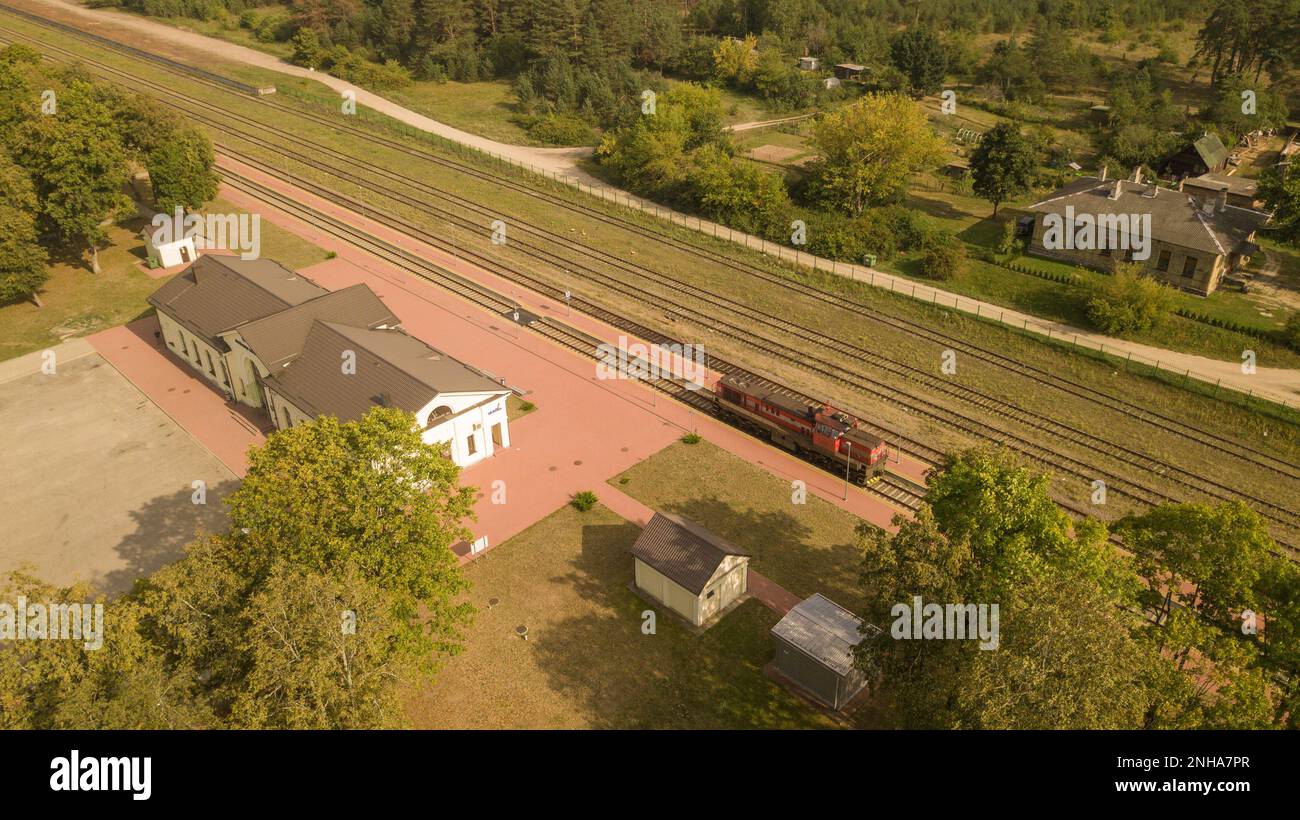 Drohnenfotografie von Zuglokomotiven, die während des Sommertages am Bahnhof warten Stockfoto