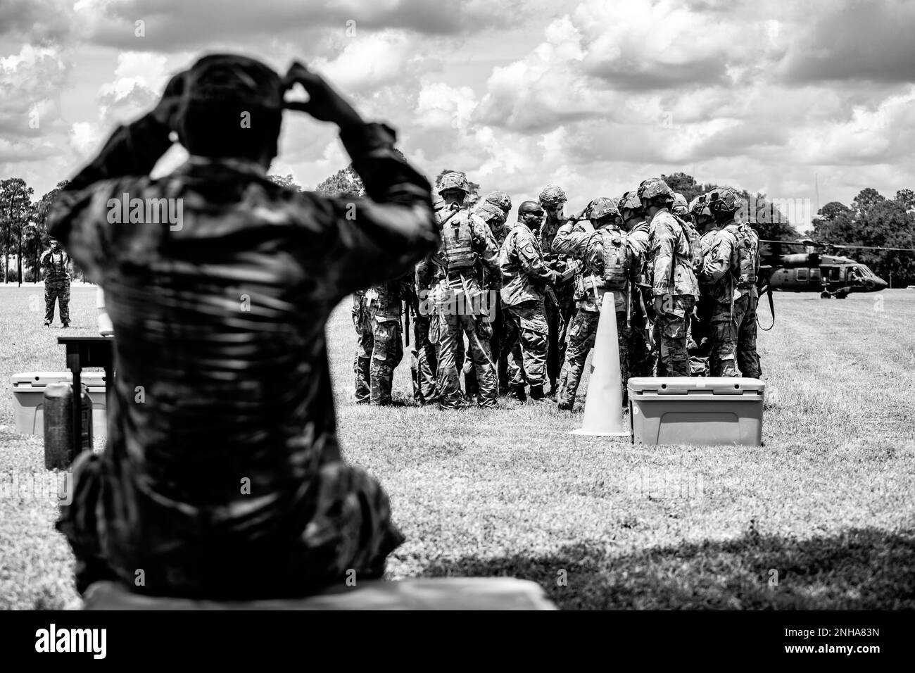 Fallschirmjäger, die der Truppe Charlie zugeteilt sind, 1-73. Kavallerie-Regiment, 2. Brigaden-Kampfteam, 82. Luftwaffe, führen einen Luftangriff durch und laufen auf der „Last 100 Yards“-Spur für den XVIII Airborne Corps Best Squad Competition in Fort Stewart, GA, 28. Juli 2022. Während des Wettbewerbs „Bestes Team“ wurden die Wettbewerber auf einer Vielzahl von Themen getestet, darunter Landnavigation, Scharfschützen, Unfallversorgung, körperliche Fitness, Taktik in kleinen Einheiten und Ausdauer. Stockfoto