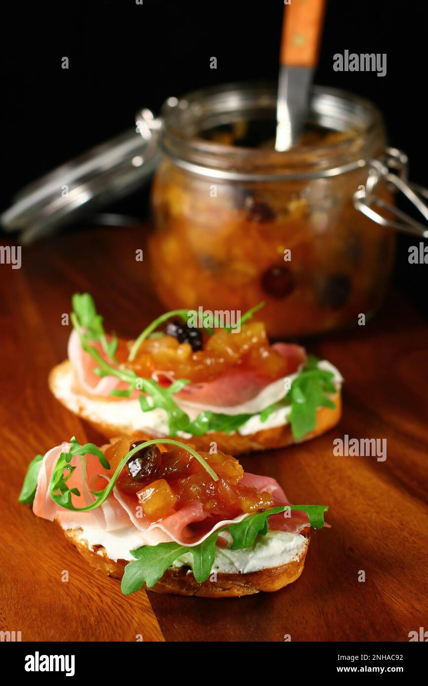 Toast mit hausgemachten Apfel-Chutney, Ricotta-Käse und Rucola Stockfoto