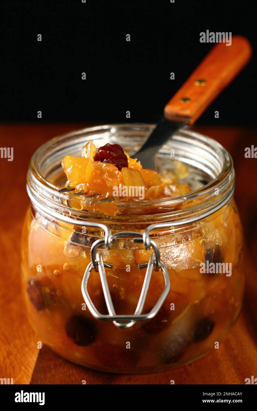 Hausgemachtes Apfel-Chutney im Glas Stockfoto