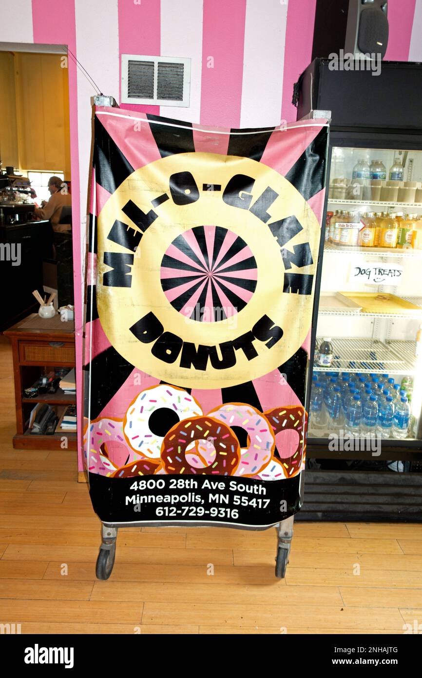 Rollendes A-Frame-Schild für Donuts in der berühmten Mel-O-Glaze Bakery. Minneapolis Minnesota MN USA Stockfoto