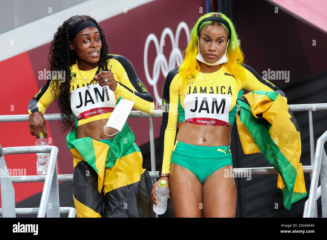 06. AUGUST 2021 - Tokio, Japan: Briana Williams, Elaine Thompson-Herah, Shelly-Ann Fraser-Pryce und Shericka Jackson aus Jamaika feiern den Gol-Sieg Stockfoto