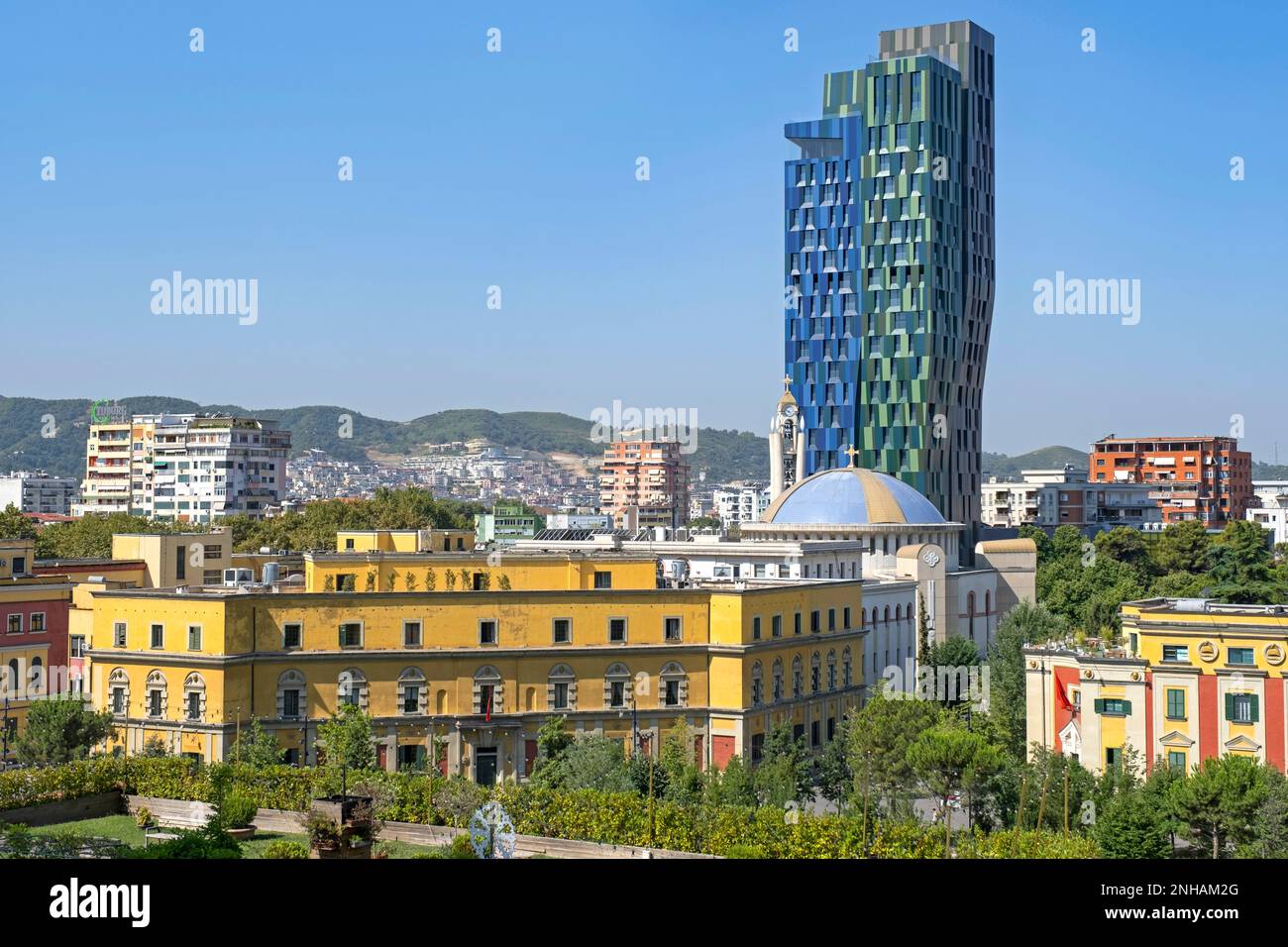 Skanderbeg Square mit Ministerialgebäude und Alban Tower Tirana / Forever Green Tower im Stadtzentrum der Hauptstadt Tirana, Albanien Stockfoto