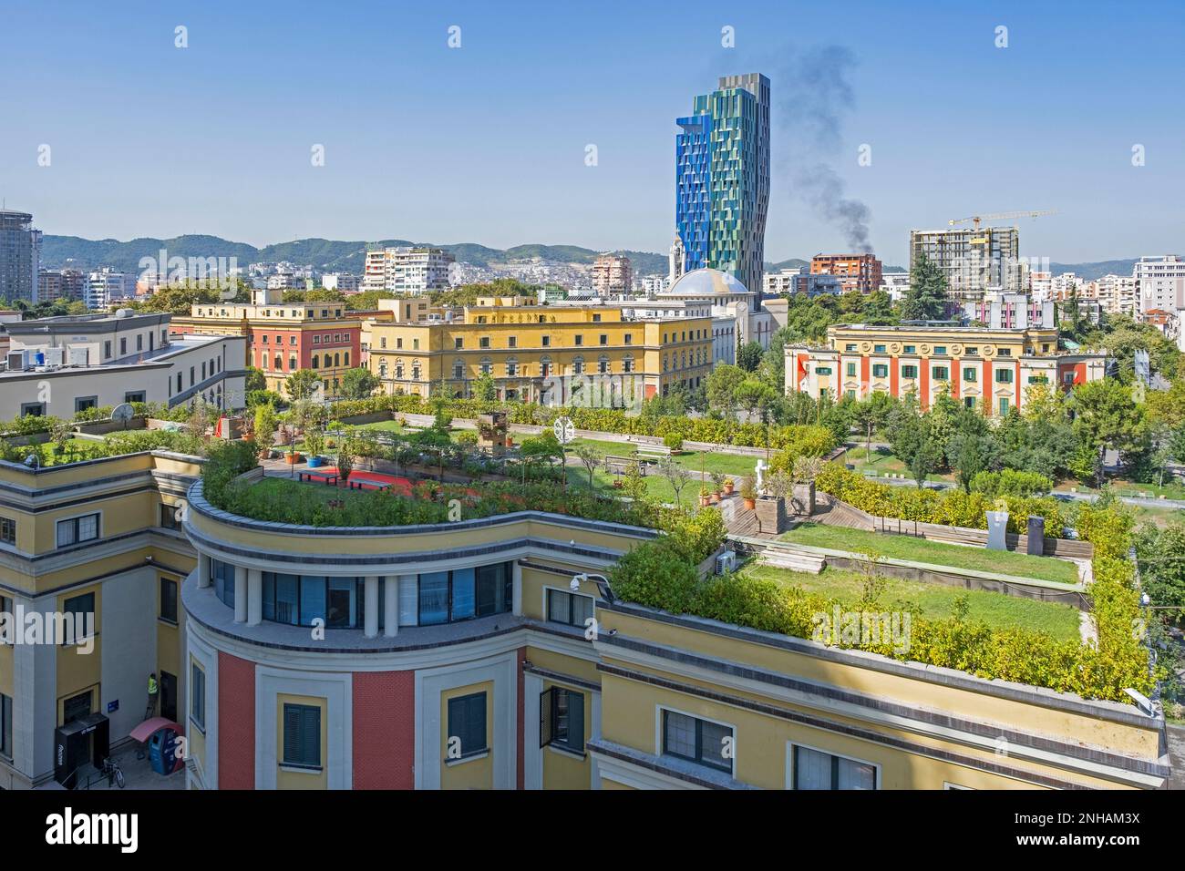 Skanderbeg Square mit Ministerialgebäuden und Alban Tower Tirana / Forever Green Tower im Stadtzentrum der Hauptstadt Tirana, Albanien Stockfoto