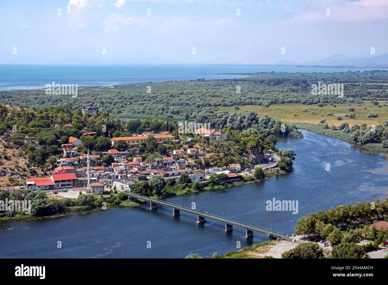 Blick auf die Buna / den Fluss Bunë und den Skadarsee / den Shkodër-See / den Scutari-See, den größten See Südeuropas im Sommer, Nordalbanien Stockfoto