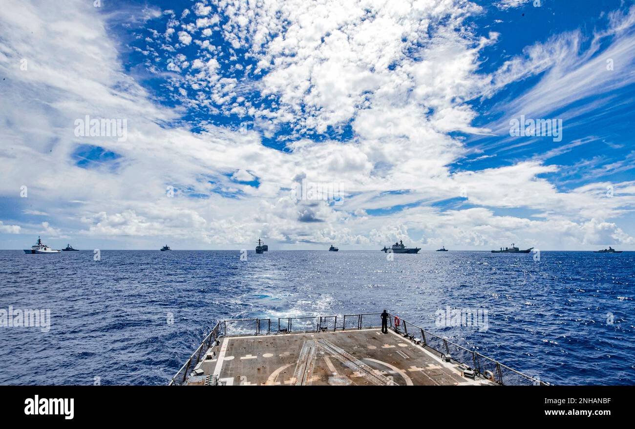 PAZIFISCHER OZEAN (28. Juli 2022) USS Chafee (DDG 90) der US Navy Arleigh Burke-Klasse segelt in Formation während des Rim of the Pacific (RIMPAC) 2022, Juli 28. 26 Nationen, 38 Schiffe, drei U-Boote, mehr als 30 unbemannte Systeme, etwa 170 Flugzeuge und 25.000 Mitarbeiter nehmen vom 29. Juni bis zum 4. August an RIMPAC in und um die Hawaii-Inseln und Südkalifornien Teil. RIMPAC, die weltweit größte internationale maritime Übung, bietet eine einzigartige Ausbildungsmöglichkeit und fördert und pflegt kooperative Beziehungen zwischen Teilnehmern, die für e wichtig sind Stockfoto