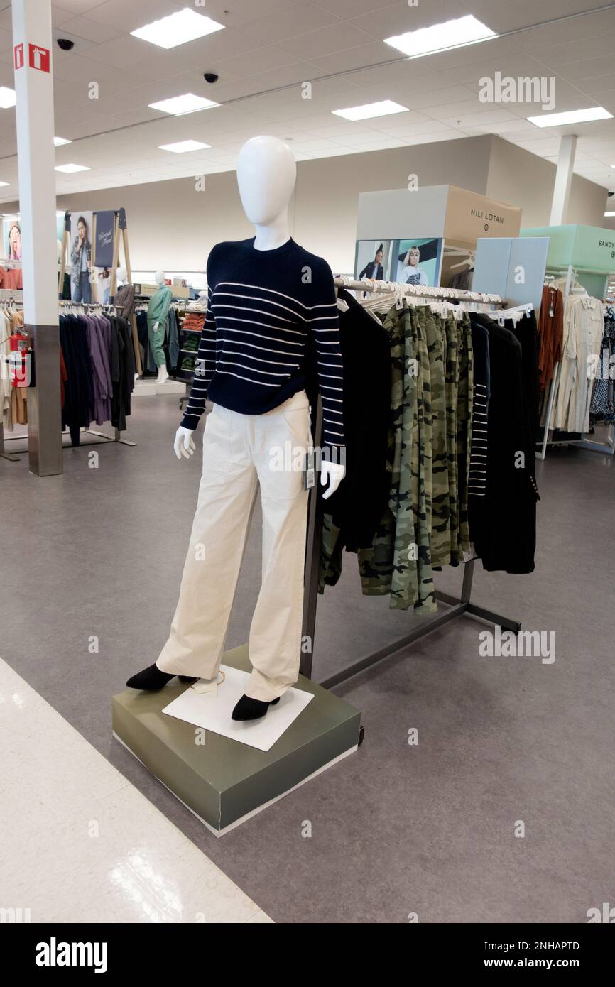Schaufensterpuppe mit den neuesten Hosen und Pullover bei Target. St. Paul Minnesota MN USA Stockfoto