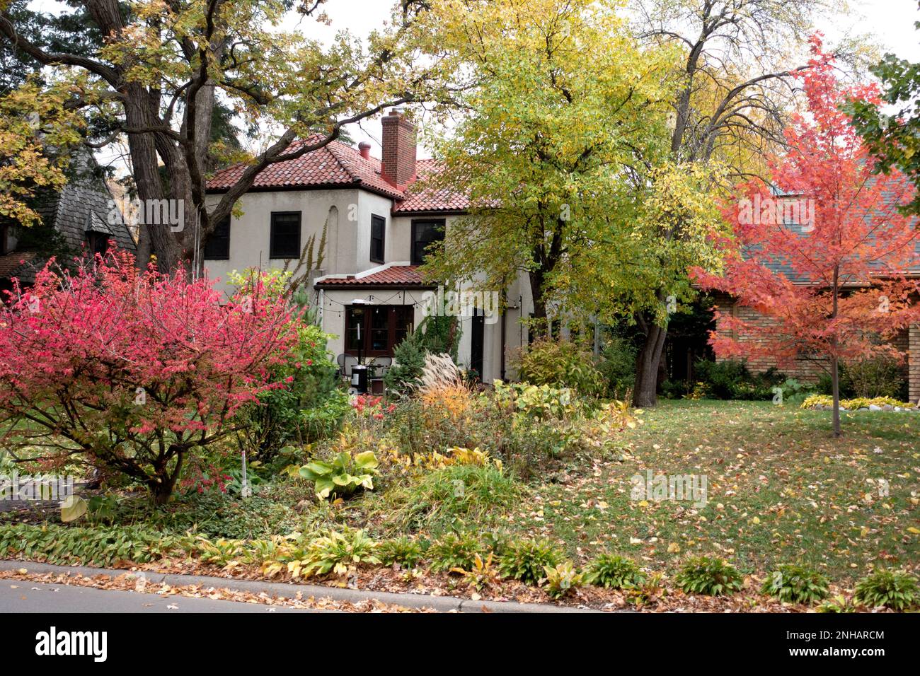 North Mississippi River Boulevard Haus mit wunderschönem, im Herbst gefärbtem roten Busch und Baum. St. Paul Minnesota MN USA Stockfoto
