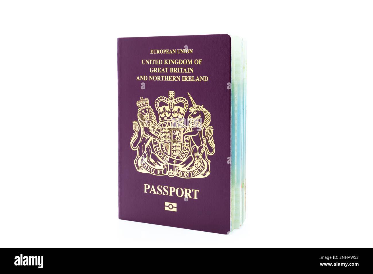 British Passport UK Passport UK Roter Pass Roter britischer Pass ausgeschnitten auf weißem Hintergrund Stockfoto