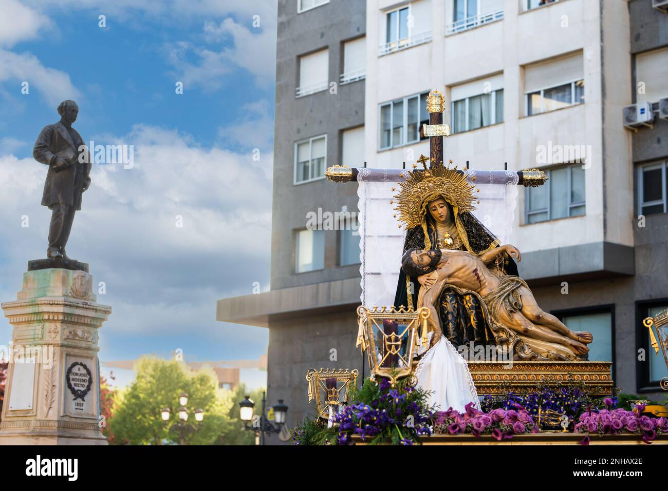 Badajoz, Spanien, Freitag. April 15 2023. Die Bruderschaft und Bruderschaft des heiligsten Christus der Abstammung ist eine religiöse Bruderschaft und Kontratantin Stockfoto