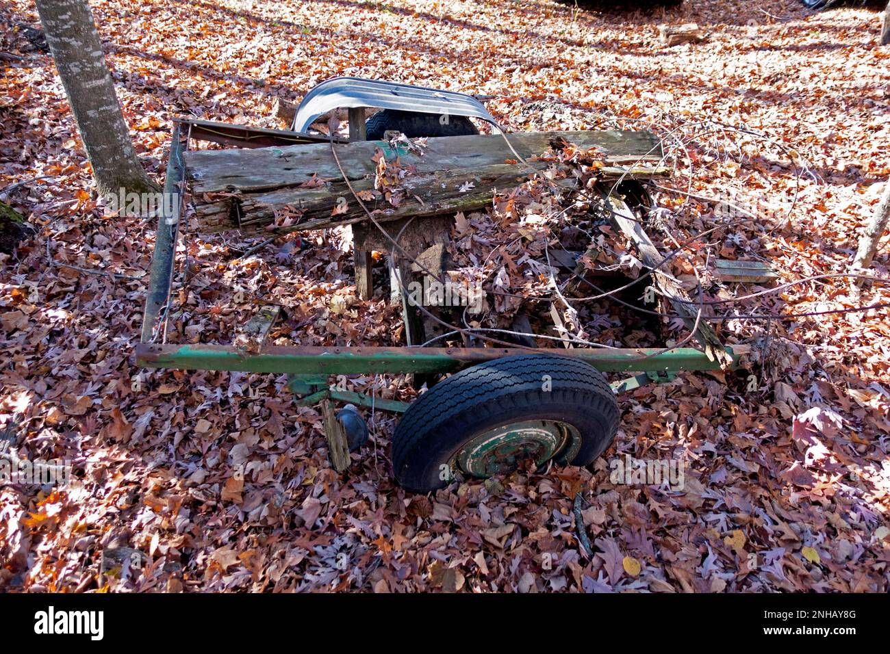 Die Überreste von Toms Wohnwagen, während er tiefer in die Blätter des Waldes sinkt. Cumberland Wisconsin WI USA Stockfoto